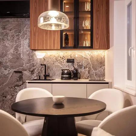 Kira Hvar * Χβαρ